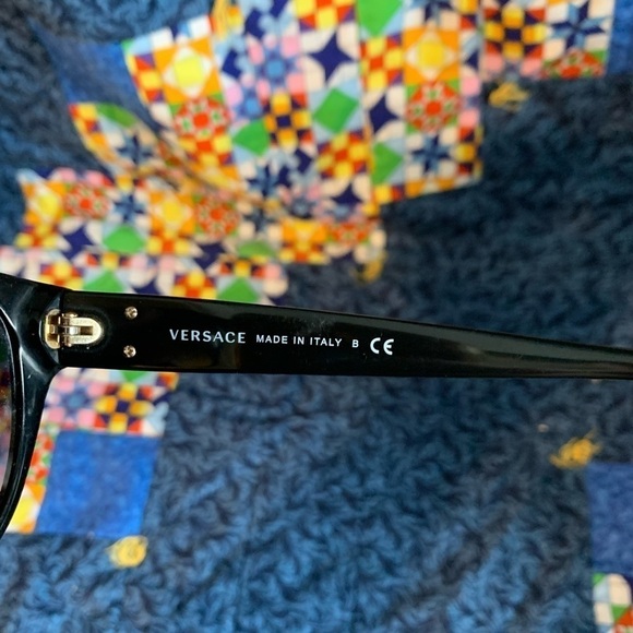 Versace Medusa quilted side sunglasses with scratches - Picture 8 of 9